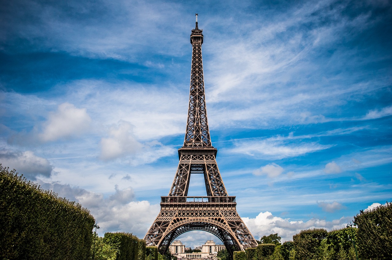 Cheap travel to Paris - the Eiffel Tower